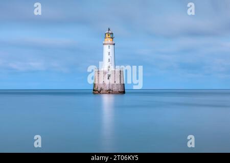 Le phare de Rattray Head n'est accessible qu'à marée basse et est situé près de Peterhead, Aberdeenshire, en Écosse. Banque D'Images