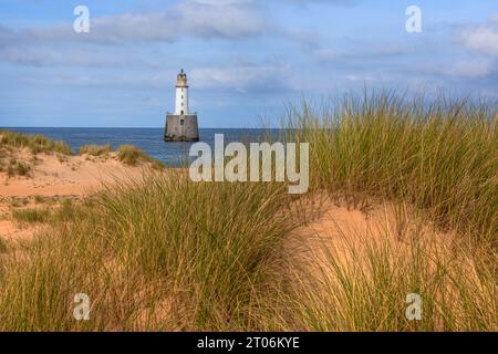 Le phare de Rattray Head n'est accessible qu'à marée basse et est situé près de Peterhead, Aberdeenshire, en Écosse. Banque D'Images