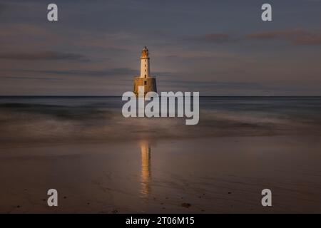 Le phare de Rattray Head n'est accessible qu'à marée basse et est situé près de Peterhead, Aberdeenshire, en Écosse. Banque D'Images