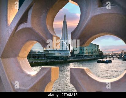 Le London Shard, le City Hall Office Complex et les gratte-ciel contemporains de Londres avec la Tamise vue au coucher du soleil à travers le vieux historique à neuf avec le soleil couchant, Tower Bridge style gothique mur de passerelle Londres Royaume-Uni Banque D'Images