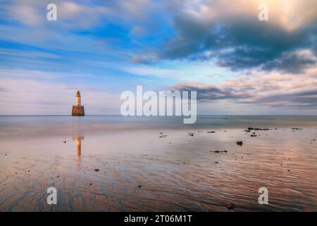 Le phare de Rattray Head n'est accessible qu'à marée basse et est situé près de Peterhead, Aberdeenshire, en Écosse. Banque D'Images