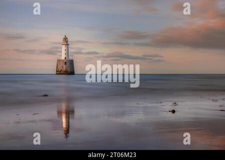 Le phare de Rattray Head n'est accessible qu'à marée basse et est situé près de Peterhead, Aberdeenshire, en Écosse. Banque D'Images