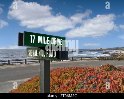 17 KM DE ROUTE CÔTE DE MONTEREY CALIFORNIE Signez pour 17 km de route un fabuleux itinéraire pittoresque emblématique à travers Pacific Grove et Pebble Beach sur la péninsule de Monterey, Californie, États-Unis Banque D'Images