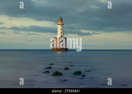 Le phare de Rattray Head n'est accessible qu'à marée basse et est situé près de Peterhead, Aberdeenshire, en Écosse. Banque D'Images