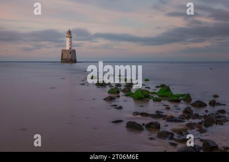 Le phare de Rattray Head n'est accessible qu'à marée basse et est situé près de Peterhead, Aberdeenshire, en Écosse. Banque D'Images