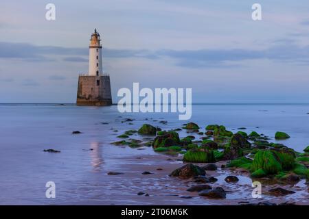 Le phare de Rattray Head n'est accessible qu'à marée basse et est situé près de Peterhead, Aberdeenshire, en Écosse. Banque D'Images