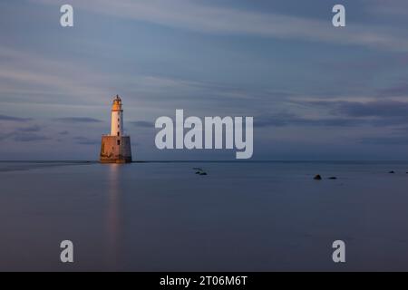 Le phare de Rattray Head n'est accessible qu'à marée basse et est situé près de Peterhead, Aberdeenshire, en Écosse. Banque D'Images