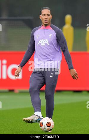 Kirkby, Royaume-Uni. 04 octobre 2023. Virgil van Dijk #4 de Liverpool passe le ballon lors de la session d'entraînement de l'Europa League au Centre d'entraînement AXA, Kirkby, Royaume-Uni, le 4 octobre 2023 (photo Steve Flynn/News Images) à Kirkby, Royaume-Uni, le 10/4/2023. (Photo Steve Flynn/News Images/Sipa USA) crédit : SIPA USA/Alamy Live News Banque D'Images