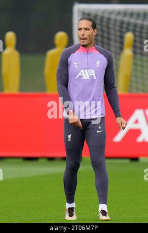 Kirkby, Royaume-Uni. 04 octobre 2023. Virgil van Dijk #4 de Liverpool passe le ballon lors de la session d'entraînement de l'Europa League au Centre d'entraînement AXA, Kirkby, Royaume-Uni, le 4 octobre 2023 (photo Steve Flynn/News Images) à Kirkby, Royaume-Uni, le 10/4/2023. (Photo Steve Flynn/News Images/Sipa USA) crédit : SIPA USA/Alamy Live News Banque D'Images