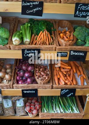 FARM SHOP LOCAL UK PRODUCE BLACKBOARD LABELS traditionnel high Street Produce Shop intérieur avec fruits et légumes frais locaux en vente Blackboards Stow on the Wold Cotswolds UK Banque D'Images