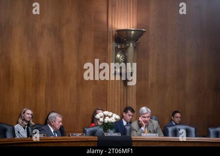 Washington, Vereinigte Staaten. 04 octobre 2023. Des fleurs sont placées sur le quai où la sénatrice des États-Unis Dianne Feinstein (démocrate de Californie) siégeait, lors d'une audience de nomination du Comité sénatorial sur la magistrature dans le Dirksen Senate Office Building à Washington, DC, le mercredi 4 octobre 2023. Crédit : Rod Lamkey/CNP/dpa/Alamy Live News Banque D'Images