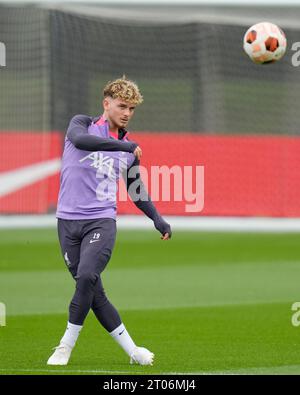 Kirkby, Royaume-Uni. 04 octobre 2023. Harvey Elliott #19 de Liverpool passe le ballon lors de la session d'entraînement de l'Europa League au Centre d'entraînement AXA, Kirkby, Royaume-Uni, le 4 octobre 2023 (photo Steve Flynn/News Images) à Kirkby, Royaume-Uni le 10/4/2023. (Photo Steve Flynn/News Images/Sipa USA) crédit : SIPA USA/Alamy Live News Banque D'Images