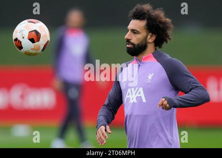 Kirkby, Royaume-Uni. 04 octobre 2023. Mohamed Salah #11 de Liverpool Gardez les yeux sur le ballon lors de la session d'entraînement de l'Europa League au Centre d'entraînement AXA, Kirkby, Royaume-Uni, le 4 octobre 2023 (photo Steve Flynn/News Images) à Kirkby, Royaume-Uni, le 10/4/2023. (Photo Steve Flynn/News Images/Sipa USA) crédit : SIPA USA/Alamy Live News Banque D'Images