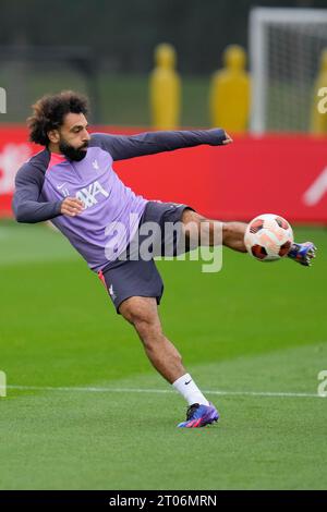 Kirkby, Royaume-Uni. 04 octobre 2023. Mohamed Salah #11 de Liverpool tire des salles de but lors de la session d'entraînement de l'Europa League au Centre d'entraînement AXA, Kirkby, Royaume-Uni, le 4 octobre 2023 (photo Steve Flynn/News Images) à Kirkby, Royaume-Uni le 10/4/2023. (Photo Steve Flynn/News Images/Sipa USA) crédit : SIPA USA/Alamy Live News Banque D'Images