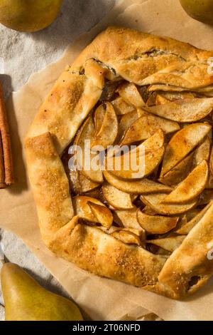 Galette de poire à la cannelle chaude maison avec sucre Banque D'Images