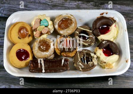 Assortiment de biscuits français, Buttery, crumbly, décadent, et simple farci et couvert de différentes saveurs, chocolat blanc et brun, déchiquetés Banque D'Images