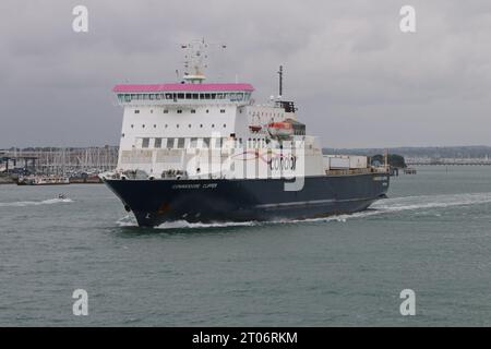 Le condor Ferries exploite un transbordeur de fret roulant MV COMMODORE CLIPPER qui se dirige vers l'embouchure du port Banque D'Images