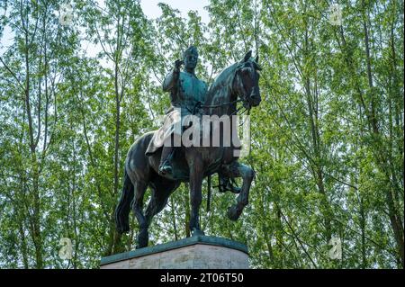 Statue Monument d'un soldat sur un cheval à côté de la cathédrale d'Aarhus, vue à faible angle, Danemark Banque D'Images