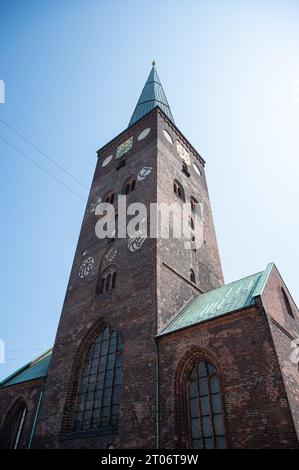 Tour de l'église de la cathédrale d'Aarhus, vue à faible angle, prise de vue verticale par ciel dégagé, Danemark Banque D'Images