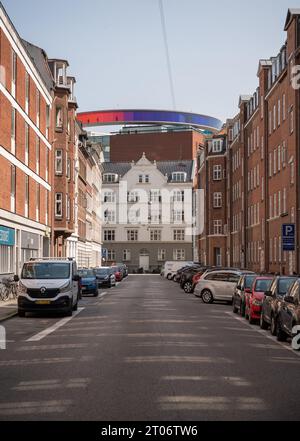 Musée d'art d'Aros à Aarhus, vue de la distance avec la rue de la ville et les bâtiments résidentiels en face, plan vertical Banque D'Images