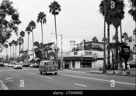 San Clemente, Californie, États-Unis. 28 septembre 2023. Un minibus Volkswagen combi vintage ou un bus sur El Camino Real sous les palmiers. San Clemente abrite des trestles, l'un des meilleurs spots de surf de Californie et des plus populaires. Au fil des ans, Trestles a accueilli de nombreuses compétitions de surf internationales et de haut niveau, y compris certains événements de la World Surf League. En 2021, le WSL a tenu sa finale ici, à San Clemente. (Image de crédit : © Ruaridh Stewart/ZUMA Press Wire) USAGE ÉDITORIAL SEULEMENT! Non destiné à UN USAGE commercial ! Banque D'Images