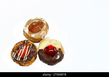 Assortiment de biscuits français, Buttery, crumbly, décadent, et simple farci et couvert de différentes saveurs, chocolat blanc et brun, déchiquetés Banque D'Images