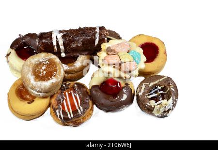 Assortiment de biscuits français, Buttery, crumbly, décadent, et simple farci et couvert de différentes saveurs, chocolat blanc et brun, déchiquetés Banque D'Images