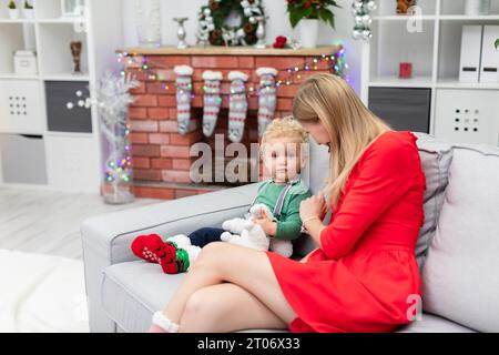 Conversation entre mère et fils dans une ambiance de Noël Banque D'Images