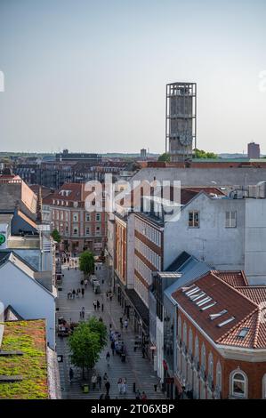 Tour de l'hôtel de ville avec horloge d'Aarhus, Danemark pendant le coucher du soleil, vue de la distance avec le centre-ville et la rue commerçante en face, vue aérienne, vertic Banque D'Images