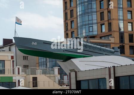 Russie, Novorossiysk. Monument bateau torpilleur inscription aux héros des marins de la côte de la mer Noire sur le remblai dans la ville près du por Banque D'Images