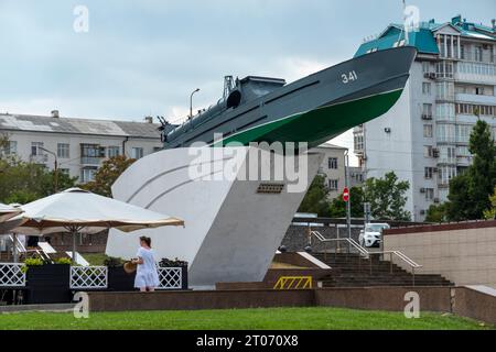 Russie, Novorossiysk. Monument bateau torpilleur inscription aux héros des marins de la côte de la mer Noire sur le remblai dans la ville près du por Banque D'Images