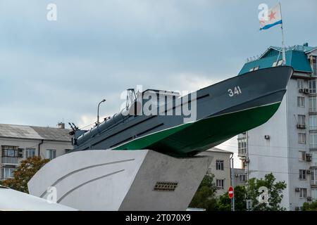 Russie, Novorossiysk. Monument bateau torpilleur inscription aux héros des marins de la côte de la mer Noire sur le remblai dans la ville près du por Banque D'Images