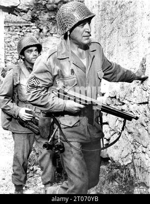 PERRY LOPEZ et TELLY SAVALAS dans KELLY'S HEROES 1970 réalisateur BRIAN G. HUTTON écrivain Troy Kennedy-Martin musique Lalo Schifrin Katzka-Loeb / Avala film / The Warriors Company / Metro Goldwyn Mayer (MGM) Banque D'Images