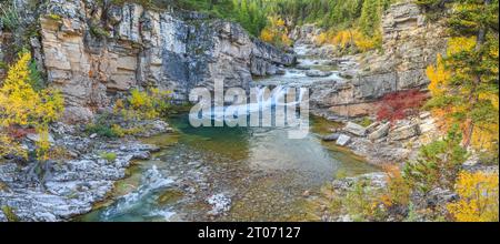 panorama des couleurs d'automne le long de la rivière dearborn dans la région de devils glen de la nature sauvage du bouc émissaire près d'augusta, montana Banque D'Images