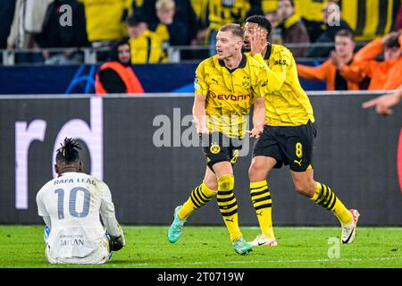 DORTMUND - (de gauche à droite) Julian Ryerson du Borussia Dortmund, Felix Nmecha du Borussia Dortmund lors du match de l'UEFA Champions League entre le Borussia Dortmund et l'AC Milan au signal Iduna Park le 4 octobre 2023 à Dortmund, en Allemagne. ANP | Hollandse Hoogte | GERRIT VAN COLOGNE Banque D'Images