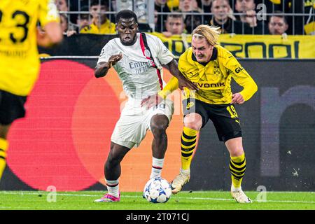 DORTMUND - (de gauche à droite) Yunus Musah de l'AC Milan, Julian Brandt du Borussia Dortmund lors du match de l'UEFA Champions League entre le Borussia Dortmund et l'AC Milan au signal Iduna Park le 4 octobre 2023 à Dortmund, Allemagne. ANP | Hollandse Hoogte | GERRIT VAN COLOGNE Banque D'Images