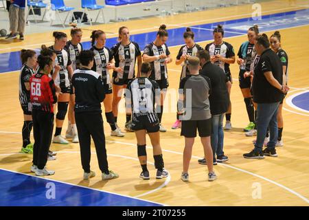 Oviedo, Espagne, 04 octobre 2023: les joueurs de Costa del sol Malaga à la fin du match lors de la 5e Journée de la Liga Guerreras Iberdrola 2023-24 entre Lobas Global ATAC Oviedo et Costa del sol Malaga, le 04 octobre 2023, au Florida Arena Municipal Sports Center, à Oviedo, Espagne. Crédit : Alberto Brevers / Alamy Live News. Banque D'Images