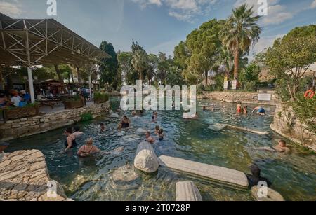 Cléopâtre Antique pools également connu sous le nom de Pamukkale Antique Pool, il est un site du patrimoine mondial de l'UNESCO situé dans l'ancienne ville de Hiérapolis Banque D'Images