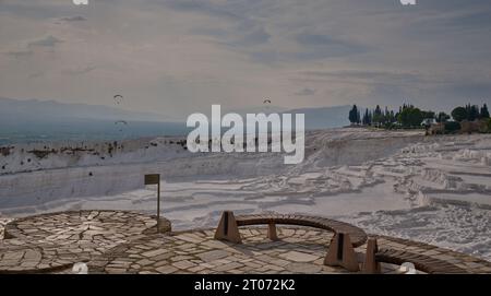 Pamukkale, Denizli Turquie, travertins de Pamukkale, une piscine thermale naturelle entourée de calcaire blanc, accessible par une promenade sur des rochers rugueux. Banque D'Images