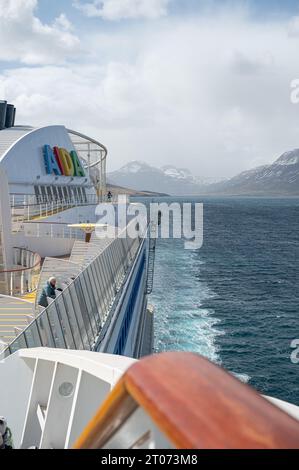 Bateau de croisière aida Bella au fjord près de Seydisfjordur, Islande par temps brumeux, logo aida et pont de bateau à l'avant, plan vertical Banque D'Images