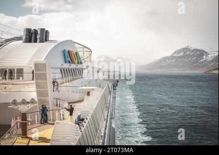 Bateau de croisière aida Bella au fjord près de Seydisfjordur, Islande par temps brumeux, logo aida et pont de bateau à l'avant, tir grand angle Banque D'Images