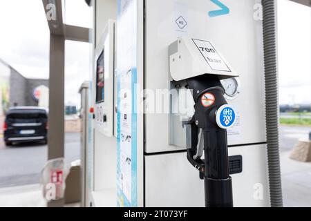 Vue détaillée en gros plan de la station de remplissage de gaz H2 adaptateur de buse de remplissage de carburant hydrogène voiture en Allemagne. Véhicule de ravitaillement avec renouvelable innovant Banque D'Images