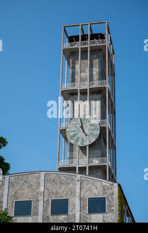 Hôtel de ville d'Aarhus avec tour de l'horloge, prise de vue verticale par beau temps Banque D'Images