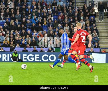 King Power Stadium, Leicester, Royaume-Uni. 4 octobre 2023. EFL Championship football, Leicester City contre Preston North End ; Kelechi Iheanacho de Leicester tire au Goal Credit : action plus Sports/Alamy Live News Banque D'Images