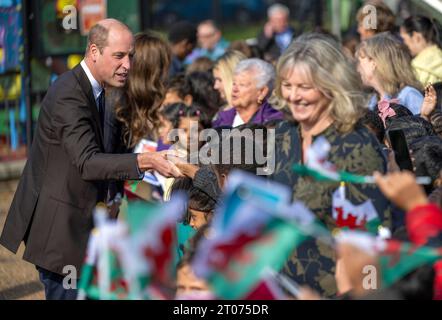 Cardiff, pays de Galles, Royaume-Uni. 03 octobre 2023. Prince William, Prince de Galles rencontre le public lors d'une visite au Pavillon Grange pour célébrer le beginni Banque D'Images