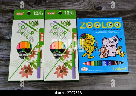 Le Caire, Egypte, septembre 27 2023 : crayons de couleur en bois à double tête K-Max et marqueurs à aquarelle Zooloo, stylos à aquarelle, différentes couleurs, retour à sc Banque D'Images