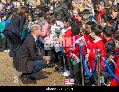 Cardiff, pays de Galles, Royaume-Uni. 03 octobre 2023. Prince William, Prince de Galles discute avec les enfants alors qu'il visite le Pavillon Grange pour célébrer le début Banque D'Images