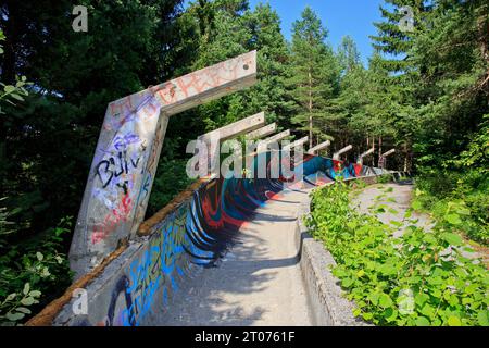 La piste olympique abandonnée de bobsleigh des Jeux Olympiques de 1984 à Sarajevo, Yougoslavie (aujourd’hui Bosnie-Herzégovine) Banque D'Images