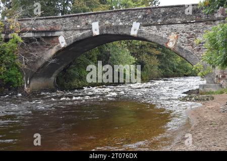 La rivière Isla coulant sous le pont de pierre de Kilry à Angus, en Écosse. Banque D'Images