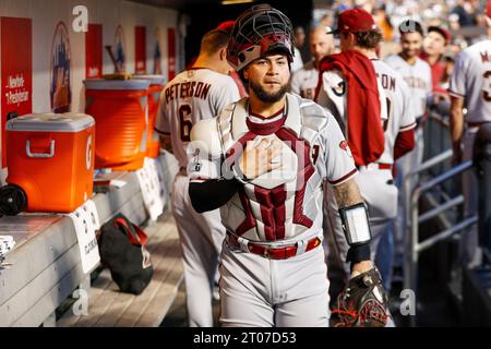 Jose Herrera (11), receveur des Diamondbacks de l'Arizona, marche dans le pige lors d'un match de saison régulière entre les Diamondbacks de l'Arizona et les mets de New York Banque D'Images